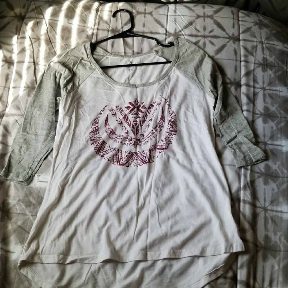 Like new Volcom baseball tee